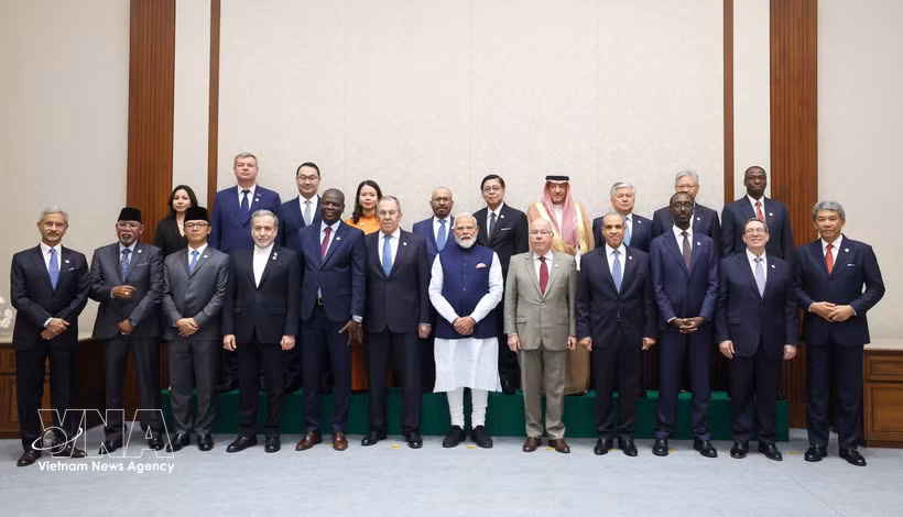 La viceministra de Asuntos Exteriores de Vietnam, Nguyen Minh Hang, posa para una foto grupal de ministros y viceministros de los países miembros y socios de los BRICS que asisten a la conferencia. Foto: VNA