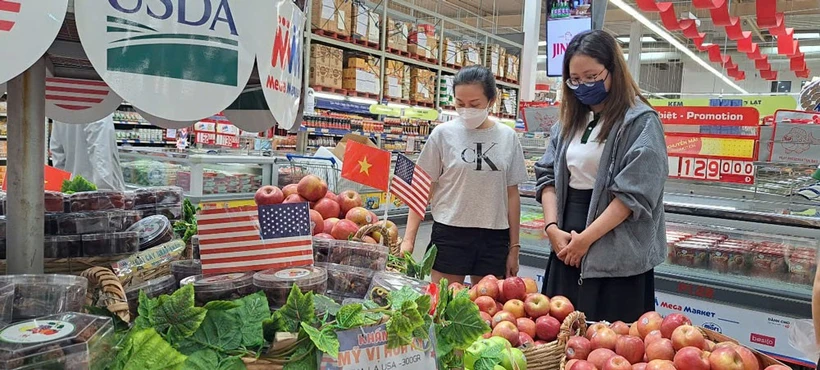 Los consumidores eligen manzanas estadounidenses en un supermercado de la ciudad de Ho Chi Minh. (Foto: nld.com.vn)