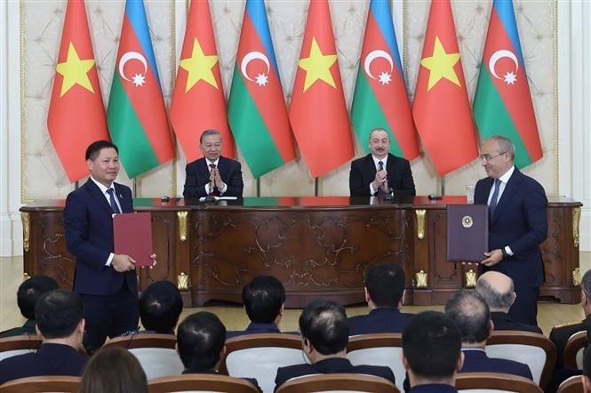 El presidente de Azerbaiyán, Ilham Aliyev, y el secretario general del Partido Comunista de Vietnam, To Lam, presencian el intercambio de documentos de cooperación. (Foto: VNA)