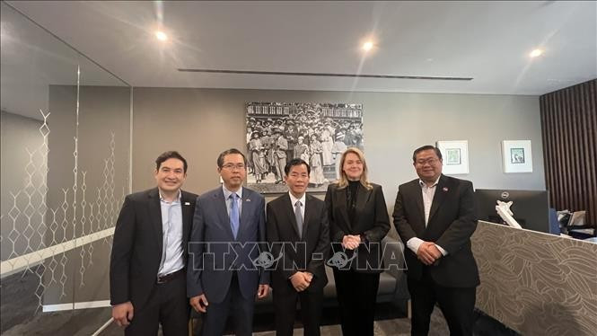 El embajador Pham Hung Tam y el presidente de la ciudad de Hue, Nguyen Van Phuong, trabajaron con el ministro de Artes y Patrimonio de Tasmania. Foto: VNA