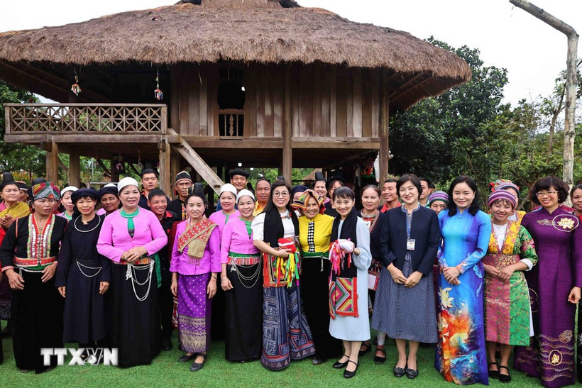 Le Thi Bich Tran, esposa del primer ministro vietnamita Pham Minh Chinh, y Ishiba Yoshiko, cónyuge del premier japonés Ishiba Shigeru, visitan a la Aldea de Cultura y Turismo de las Minorías Étnicas de Vietnam (Fuente: VNA)