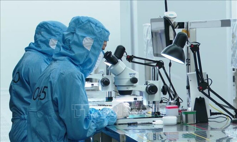 Fabricación de cámaras en la empresa Sunny Opotech Vietnam en el Parque Industrial Yen Binh. (Foto: VNA)