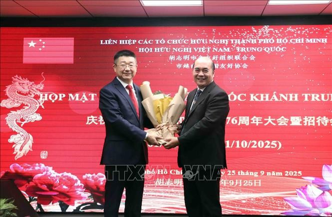 Tran Khang Chien, vicepresidente de la Asociación de Amistad Vietnam-China (VCFA) en Ciudad Ho Chi Minh y el cónsul general de China en Ciudad Ho Chi Minh, Tang Li (Fuente: VNA)