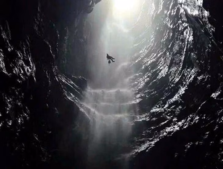 La cueva recién descubierta en el Parque Nacional Phong Nha-Ke Bang alberga una cascada extremadamente rara. Foto: tuoitre.vn