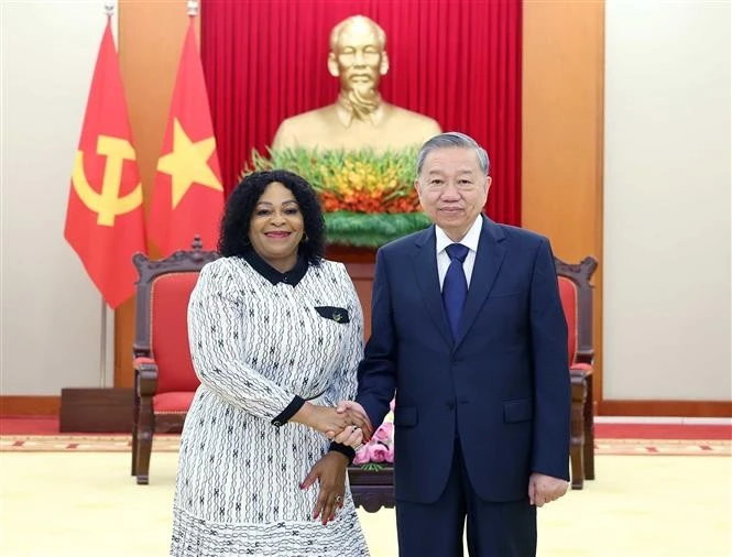 El secretario general del Partido Comunista de Vietnam, To Lam, recibe a la primera vicesecretaria general del Congreso Nacional Africano (ANC) de Sudáfrica, Nomvula Mokonyane (Fuente: VNA)
