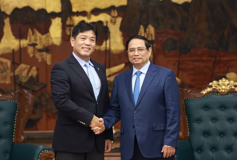 El primer ministro Pham Minh Chinh (derecha) recibe a Yukihito Honda, director ejecutivo encargado de Desarrollo Urbano Diversificado del Grupo Sumitomo de Japón (Fuente: VNA)
