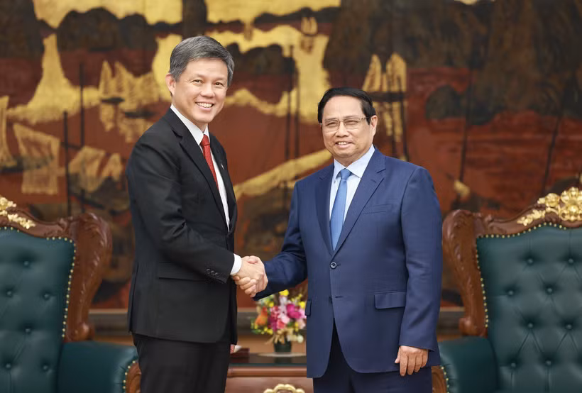 El primer ministro de Vietnam, Pham Minh Chinh, recibie a Chan Chun Sing, ministro coordinador de los Servicios Públicos y titular de Defensa de Singapur (Fuente: VNA)