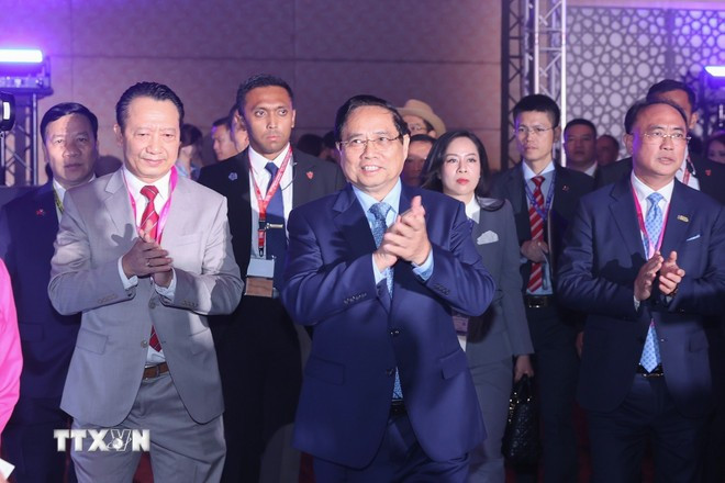 El premier Pham Minh Chinh asiste al Diálogo de Alto Nivel en la Cumbre Empresarial y de Inversión de la ASEAN (ABIS). Foto: VNA
