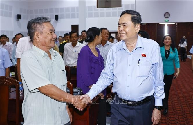 El presidente de la Asamblea Nacional de Vietnam, Tran Thanh Man (derecha) se reúne con los votantes en la ciudad de Vi Thanh (Fuente: VNA)