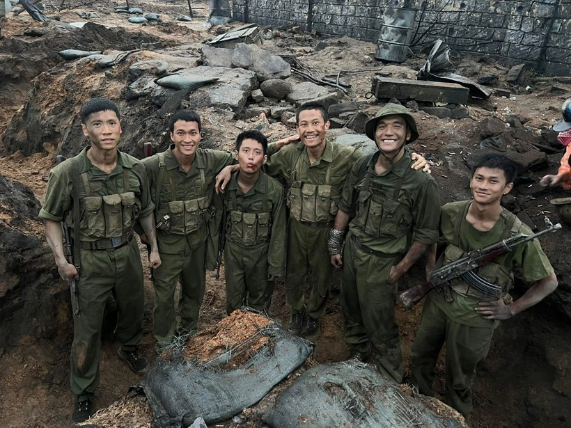 Sonrisas tras bambalinas de "Lluvia Roja". (Foto: Equipo de rodaje)
