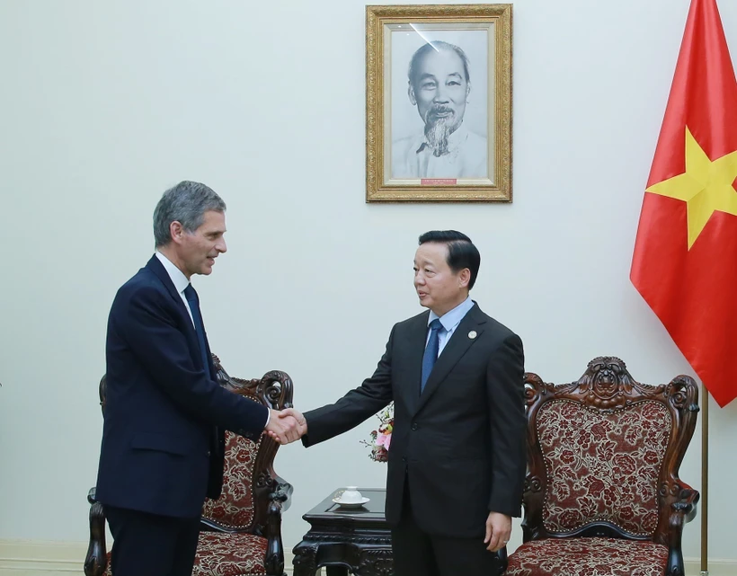 El viceprimer ministro de Vietnam, Tran Hong Ha (derrecha) recibe a Rodolphe Saadé, presidente y director ejecutivo del Grupo CMA-CGM (Fuente: VNA)