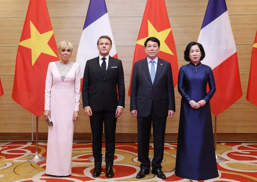 El presidente vietnamita Luong Cuong y su esposa con el presidente francés Emmanuel Macron y su cónyuge. Foto: VNA