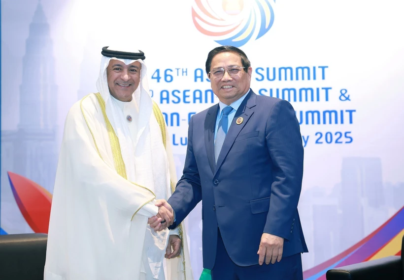 El primer ministro de Vietnam, Phạm Minh Chính (derecha) sostiene una reunión con el secretario general del Consejo de Cooperación del Golfo (CCG), Jasem Mohamed AlBudaiwi (Fuente: VNA)