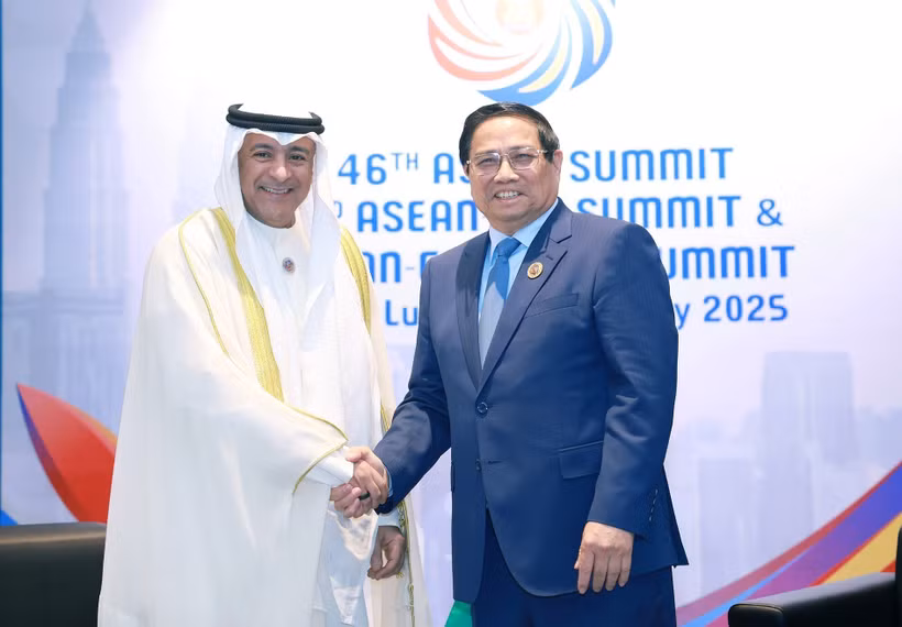 El primer ministro de Vietnam, Phạm Minh Chính (derecha) sostiene una reunión con el secretario general del Consejo de Cooperación del Golfo (CCG), Jasem Mohamed AlBudaiwi (Fuente: VNA)