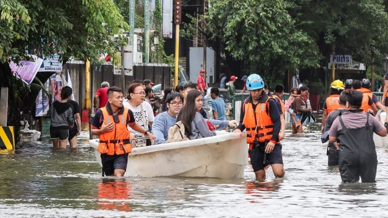 Equipos de rescate evacuan a personas de una zona inundada en la ciudad de Navotas, Filipinas, el 10 de noviembre de 2025. (Foto: Xinhua/VNA)
