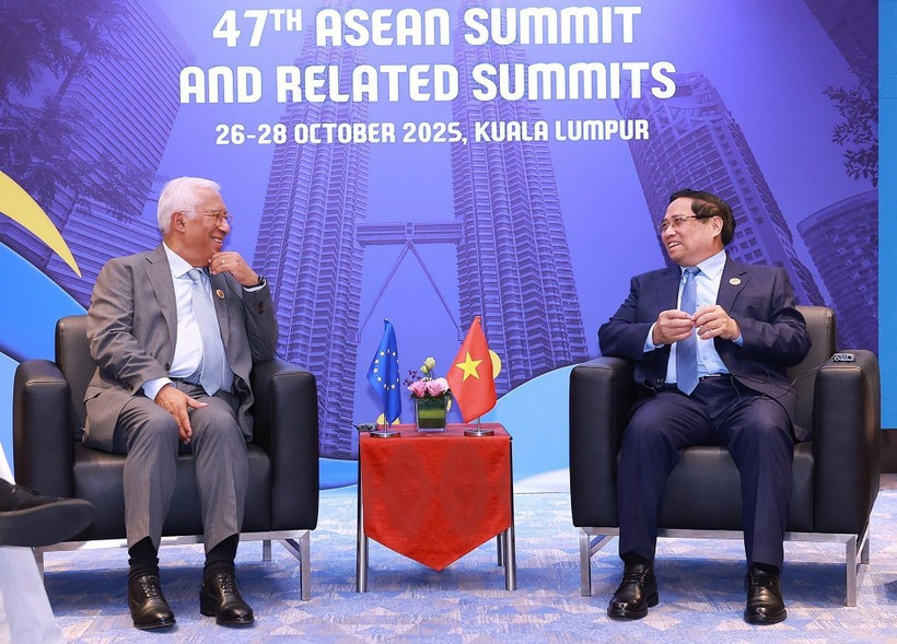 El primer ministro Pham Minh Chinh se reunió con el presidente del Consejo Europeo, Antonio Costa, en el marco de la 47.ª Cumbre de la ASEAN en Malasia. (Foto: VNA)
