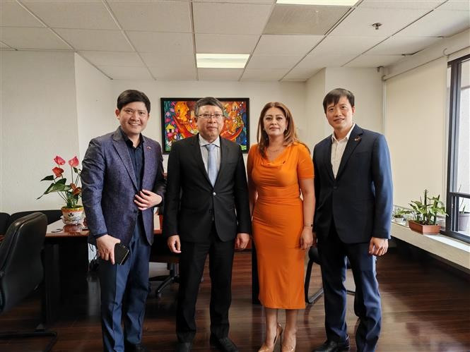 El embajador de Vietnam en México, Nguyen Van Hai (segundo de izquierda) toma una foto con la presidenta de la Comisión de Bienestar de la Cámara de Diputados de México, Ana Karina Rojo Pimentel (Fuente: VNA)