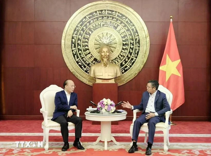 El embajador vietnamita en Beijing, Pham Thanh Binh, recibe a Liao Pinhu (Fuente: VNA)