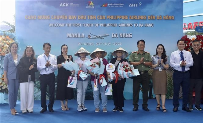 Los primeros viajeros de la nueva ruta directa Manila y la central ciudad de Da Nang (Fuente: VNA)