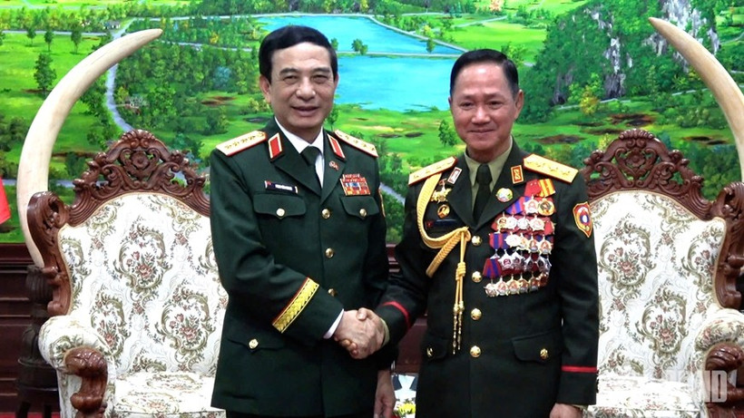 El general Phan Van Giang, ministro de Defensa de Vietnam, sostiene un encuentro con su par laosiano, el coronel general Khamliang Outhakaysone (Fuente: VNA)
