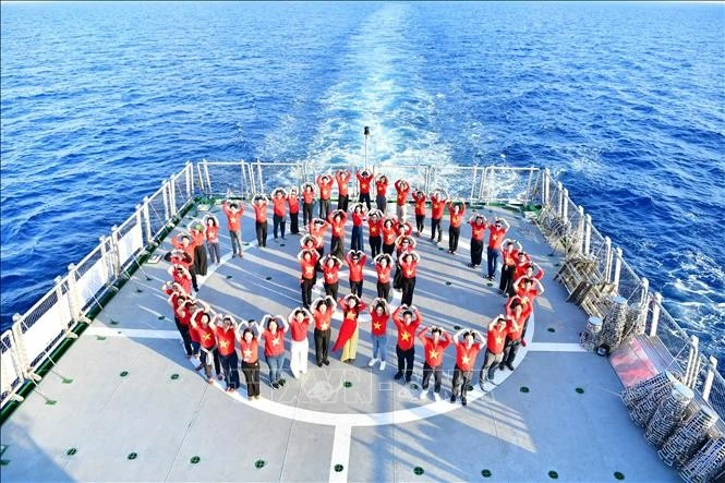 Vietnamitas en el extranjero en el "Gran Viaje de Solidaridad" en abril de 2025. Este viaje es un programa anual organizado por SCOVA en colaboración con el Comando de la Armada desde 2012. (Foto: VNA)