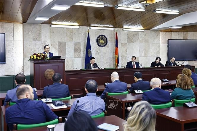 El presidente de la Asamblea Nacional, Tran Thanh Man, pronuncia un discurso en la Universidad Estatal de Ereván el 4 de abril. (Foto: VNA)