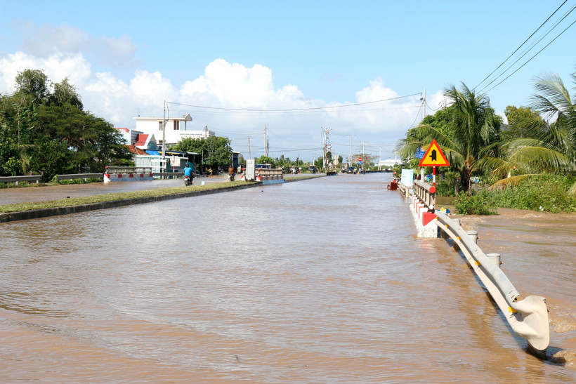 La Carretera Nacional 1A, que atraviesa la comuna de Hong Son en Lam Dong, se encuentra gravemente inundada. Foto: VNA