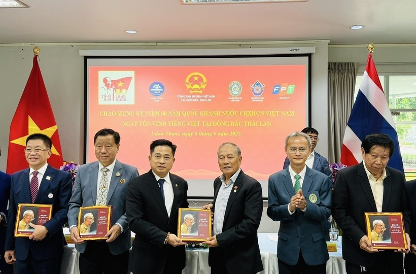 Vietnamitas en el extranjero reciben el libro bilingüe "Presidente Ho Chi Minh en Tailandia". (Foto: VNA)