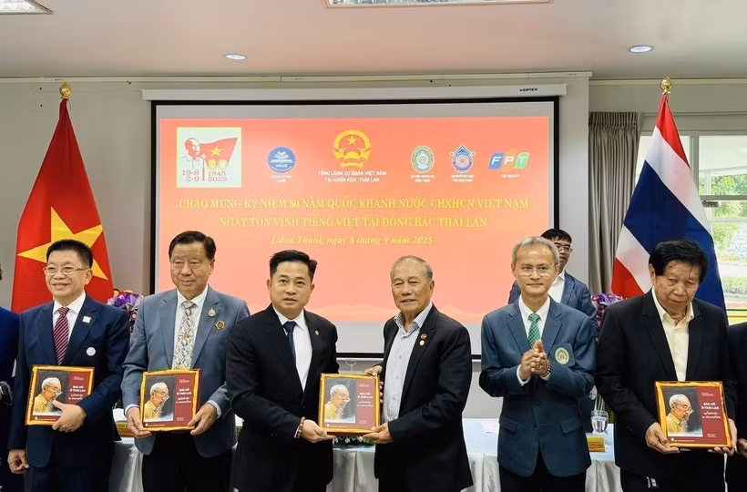Vietnamitas en el extranjero reciben el libro bilingüe "Presidente Ho Chi Minh en Tailandia". (Foto: VNA)