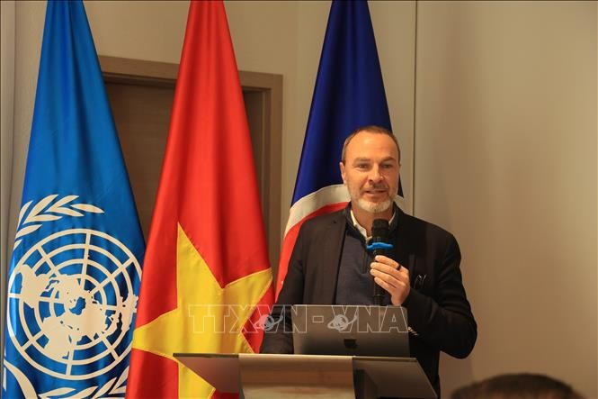 Aymeric Jung, asesor de inversión de impacto y economía regenerativa, participa en el seminario. Foto: VNA