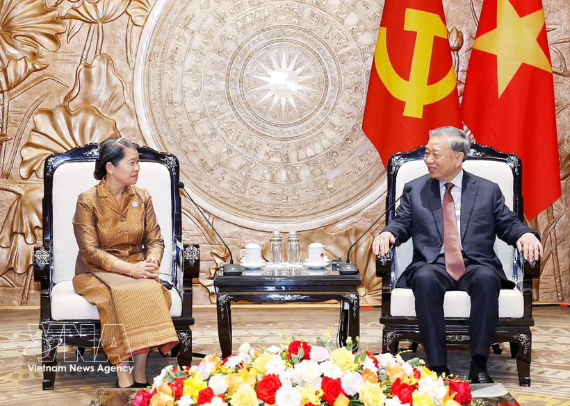 El secretario general del Partido Comunista de Vietnam, To Lam, y la vicepresidenta del Partido Popular de Camboya (CPP) y titular del Consejo Nacional del Frente de Solidaridad para el Desarrollo de la Patria de ese país, Men Sam An (Fuente: VNA)
