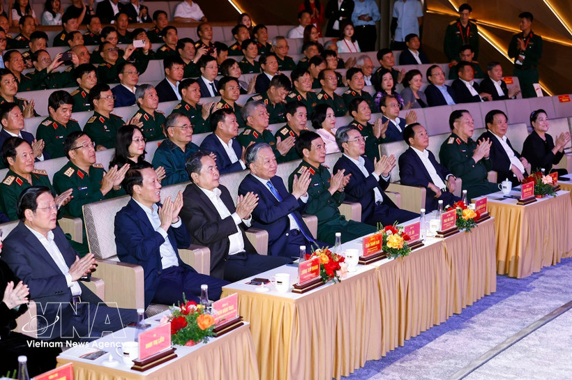 El secretario general del Partido Comunista de Vietnam, To Lam, junto con otros dirigentes del país, asiste al concierto (Fuente: VNA)
