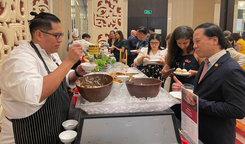 Visitantes disfrutan comidas peruanas en la ceremonia de inauguración del Festival “Sabores del Perú” en Hanoi (Fuente: VNA)