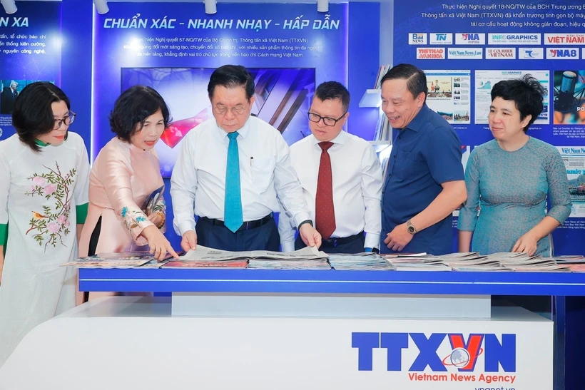 Nguyen Trong Nghia (tercero desde izquierda), miembro del Buró Político, secretario del Comité Central del Partido Comunista de Vietnam y jefe de su Comisión de Información, Educación y Movilización de Masas, visita el stand de la Agencia vietnamita de Noticias (Fuente: VNA)