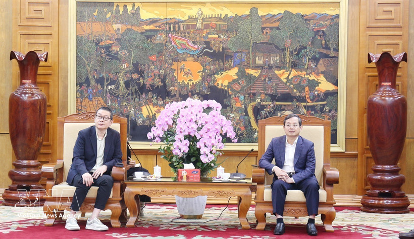 El presidente del Comité Popular de la provincia de Bac Ninh, Pham Hoang Son, (derecha) en una reunión de trabajo con Andy Lin, vicepresidente del grupo chino Cooler Master (Fuente: VNA)