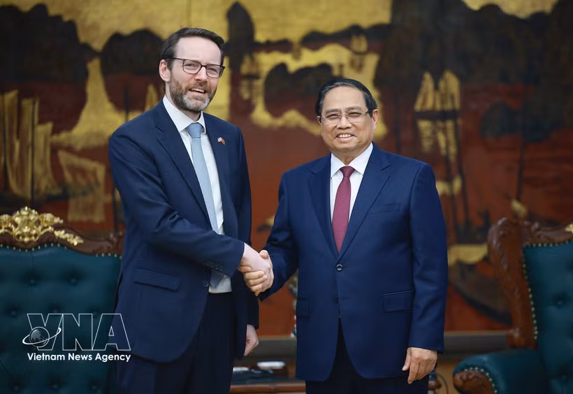 El primer ministro de Vietnam, Pham Minh Chinh, y el embajador del Reino Unido de Gran Bretaña e Irlanda del Norte en Vietnam, Iain Frew (Fuente: VNA)