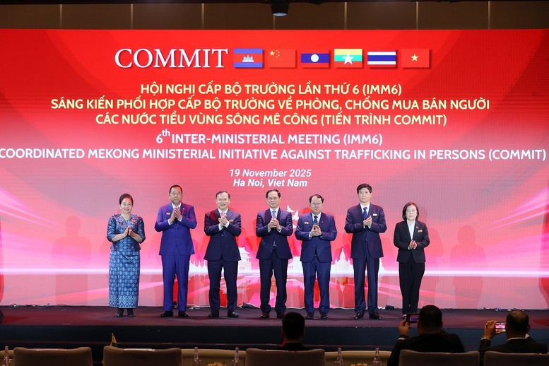 El viceprimer ministro vietnamita Bui Thanh Son (centro) y los jefe de delegaciones participantes de la VI Reunión Interministerial (IMM6) de la Iniciativa Ministerial Coordinada del Mekong contra la Trata de Personas (Fuente: VNA)