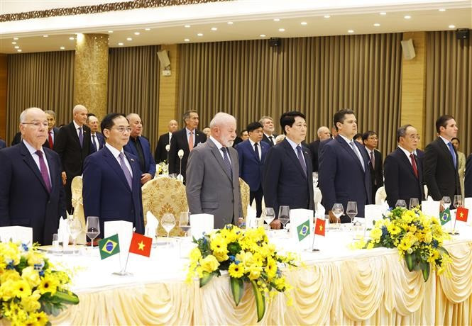El presidente brasileño, Luiz Inácio Lula da Silva (al frente, tercero desde la izquierda), el presidente de Vietnam, Luong Cuong (al frente, cuarto desde la izquierda) en el banquete (Fuente: VNA)