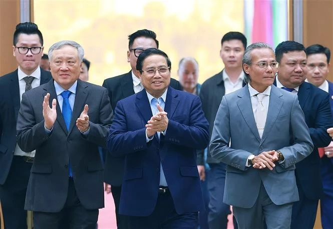 El primer ministro vietnamita, Pham Minh Chinh (centro) presidió hoy una reunión del Comité Permanente del Gobierno con las pequeñas y medianas empresas (Fuente: VNA)