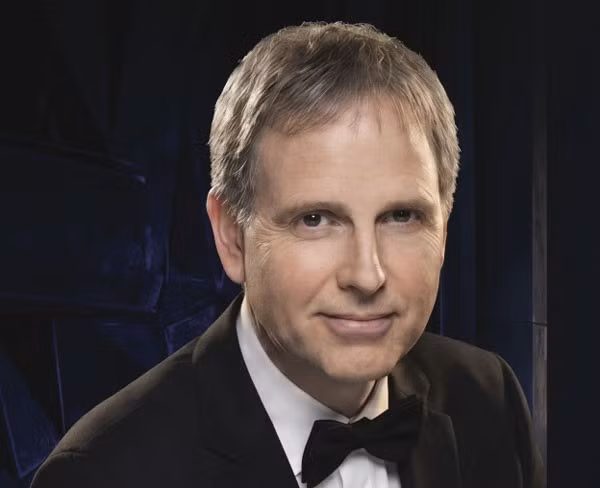 El pianista Kevin Kenner. Foto: Periódico Cong An Nhan Dan
