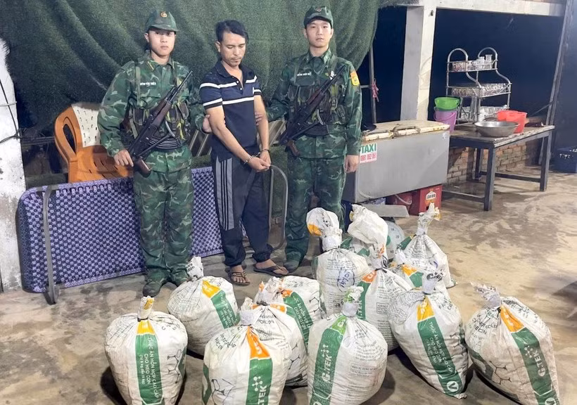 Pham Van Hau con las pruebas incautadas. (Foto: Proporcionada por la policía)
