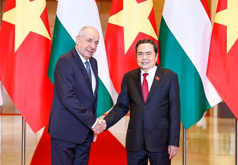 El titular de la Asamblea Nacional de Vietnam, Tran Thanh Man (derecha) y el presidente húngaro, Sulyok Tamas (Fuente: VNA)