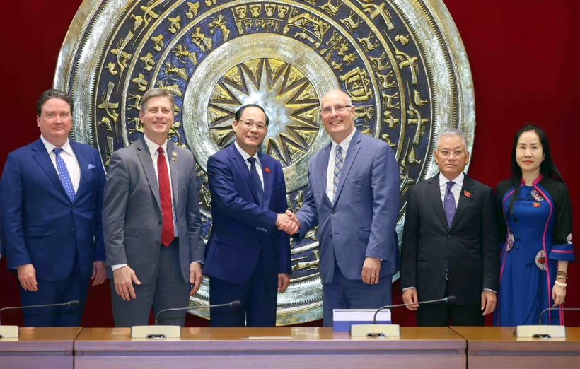 El vicepresidente de la Asamblea Nacional, Tran Quang Phuong, recibe a una delegación bipartidista de la Cámara de Representantes de EE. UU. (Fuente: VNA)