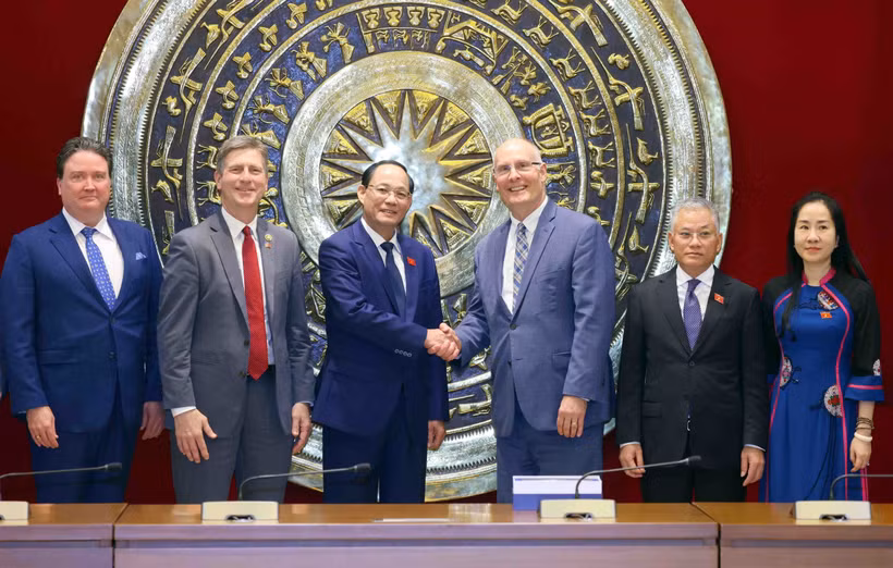 El vicepresidente de la Asamblea Nacional, Tran Quang Phuong, recibe a una delegación bipartidista de la Cámara de Representantes de EE. UU. (Fuente: VNA)