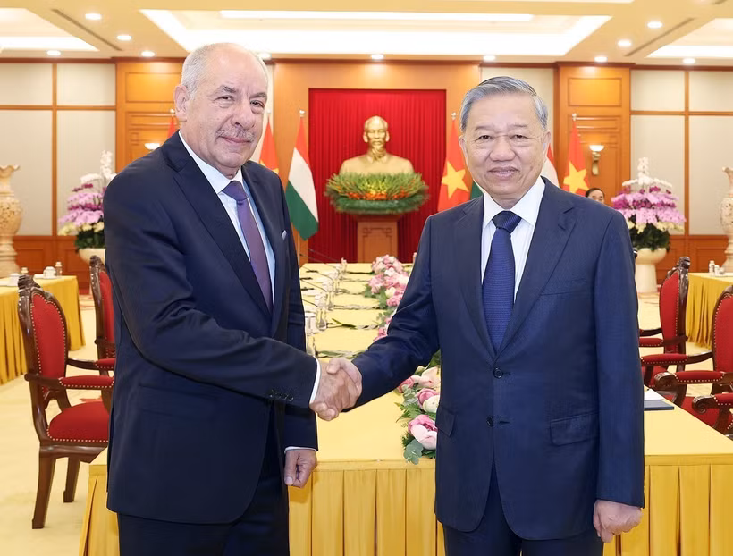 El secretario general del Partido Comunista de Vietnam, To Lam (derecha) ofrece una recepción al presidente húngaro, Sulyok Tamás (Fuente: VNA)