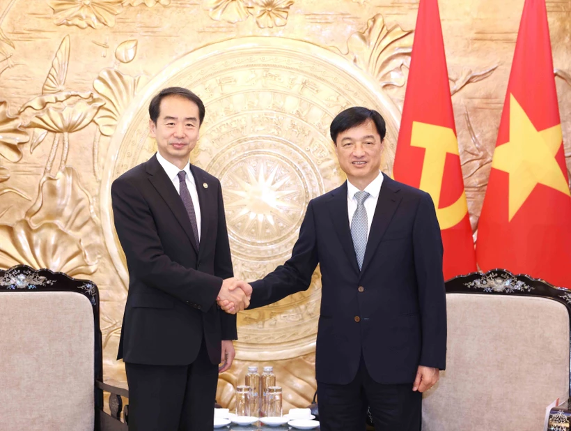 El miembro del Buró Político del Partido Comunista de Vietnam (PCV), Nguyen Duy Ngoc (derecha), recibe al embajador chino en Hanoi, Ha Wei (Fuente: VNA)
