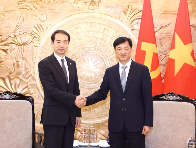 El miembro del Buró Político del Partido Comunista de Vietnam (PCV), Nguyen Duy Ngoc (derecha), recibe al embajador chino en Hanoi, Ha Wei (Fuente: VNA)