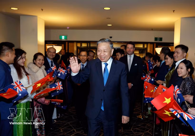 Funcionarios y personal de la Embajada y de la comunidad vietnamita en Australia dan la bienvenida al secretario general del Partido Comunista y presidente de Vietnam, To Lam. Foto: VNA