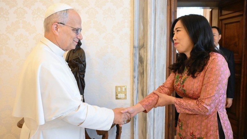 La viceministra de Asuntos Exteriores de Vietnam, Le Thi Thu Hang, y Monseñor Miroslaw Wachowski (Fuente: Cancillería vietnamita)