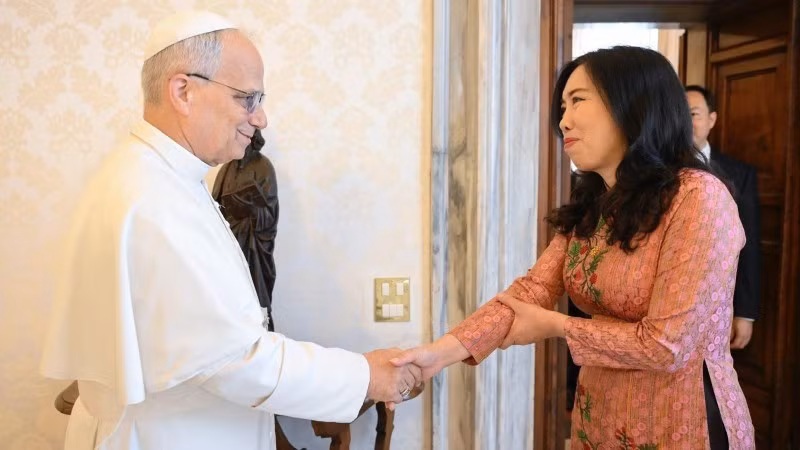La viceministra de Asuntos Exteriores de Vietnam, Le Thi Thu Hang, y Monseñor Miroslaw Wachowski (Fuente: Cancillería vietnamita)
